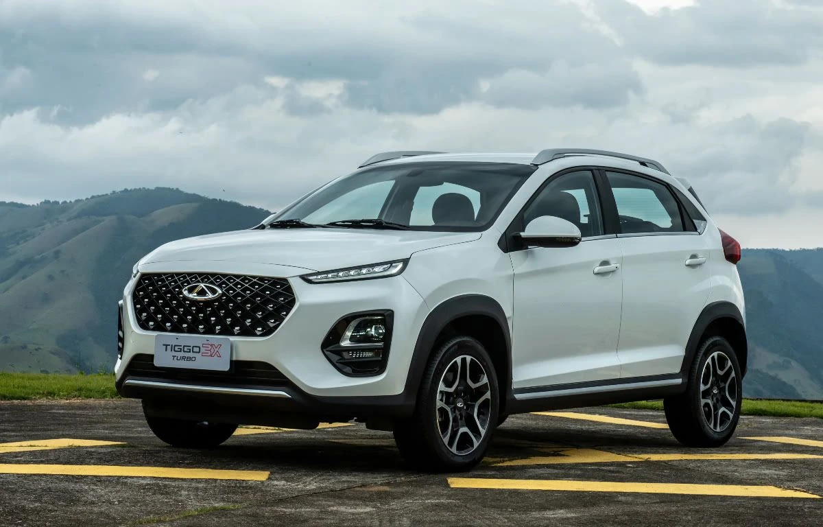 Uber exclui veículos da categoria Black e revolta motoristas 