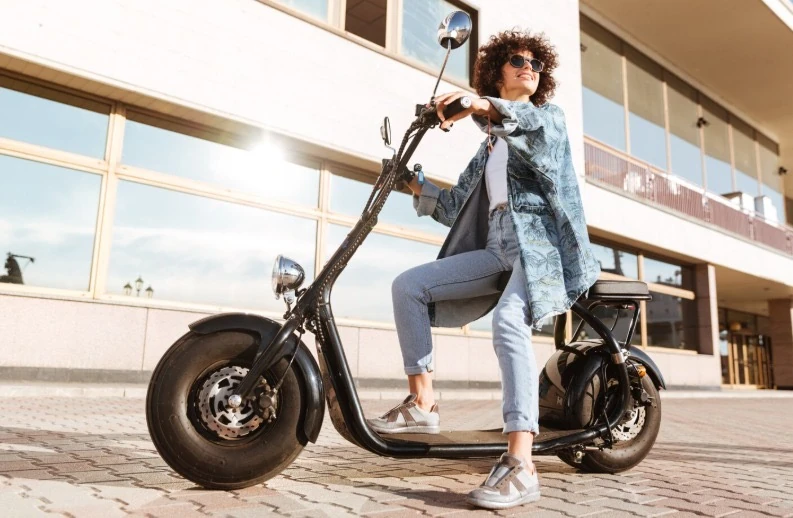 Ciclomotor e moto de 50cc terão que receber placas em 2026