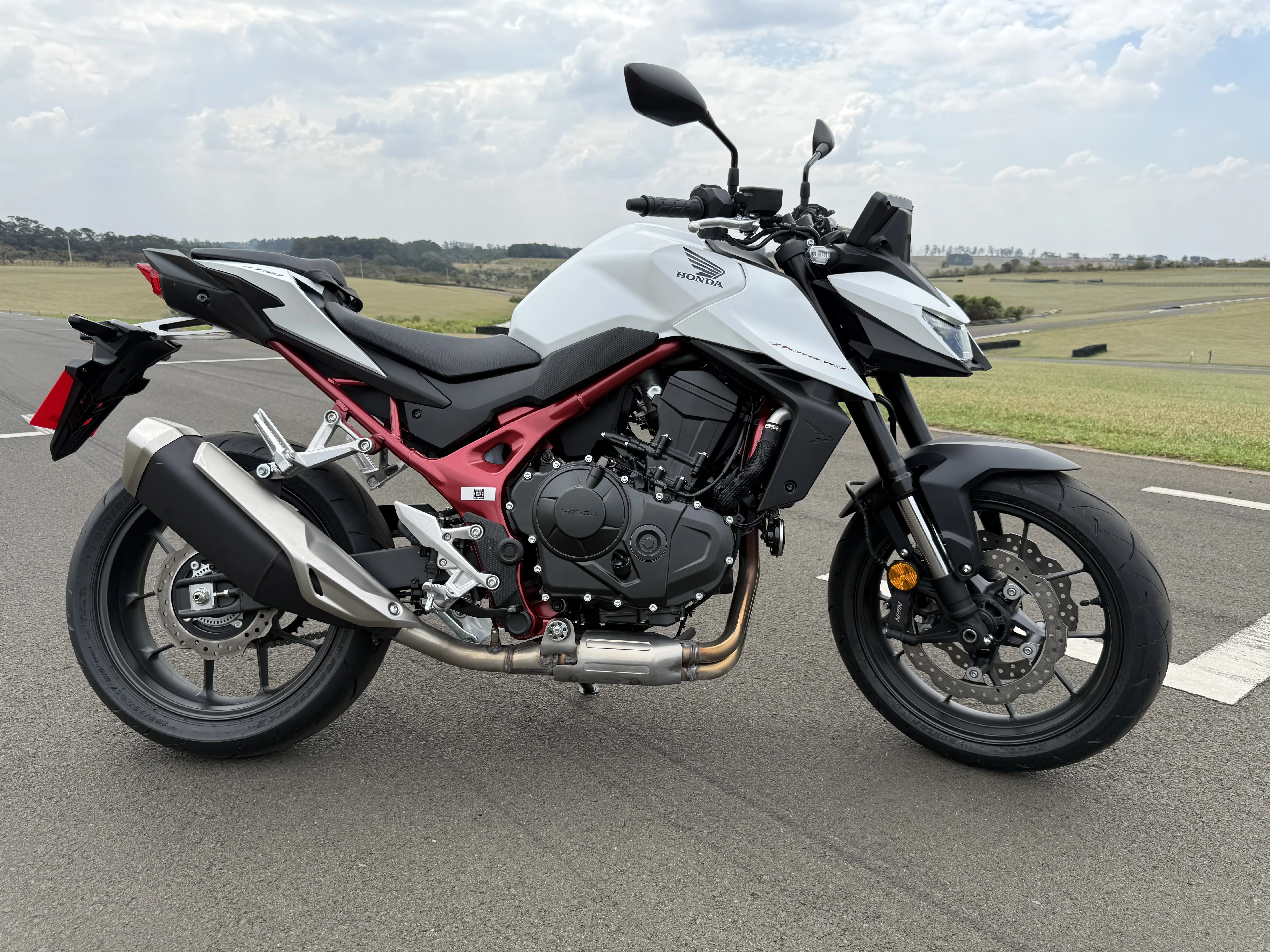 Nova Honda Hornet CB750 estreia com mais tecnologia a bordo 