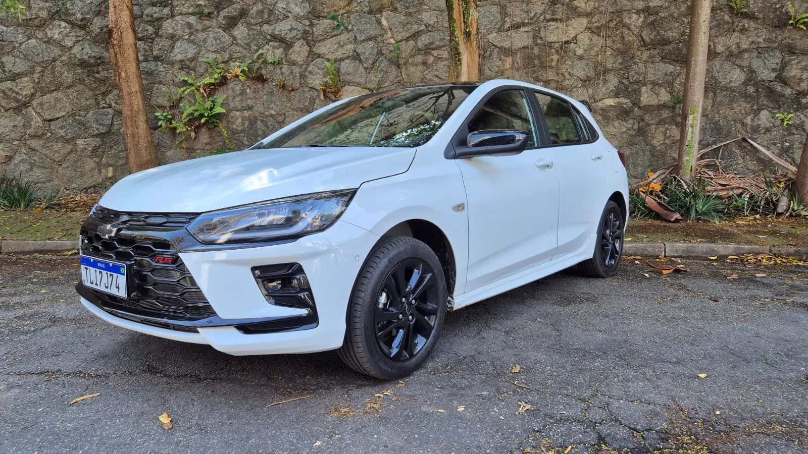 Onix ganha desconto de R$ 15 mil na versão de entrada 