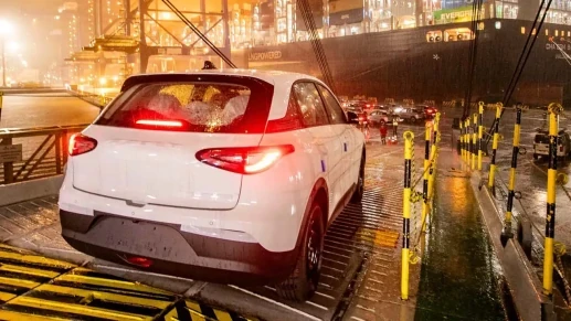 Navio chega com 3.300 carros elétricos da Geely 