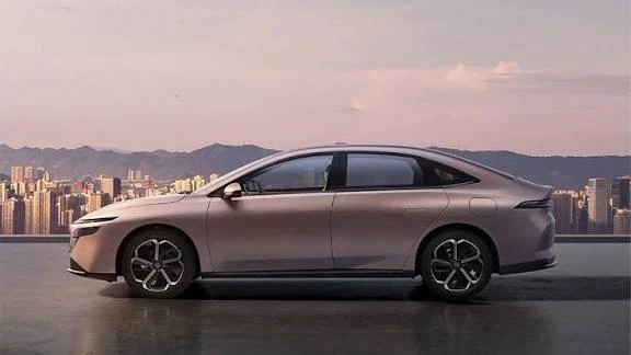 Nissan lança sedã híbrido que pode substituir o Sentra
