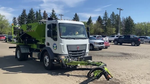 Caminhão tapa buracos em dois minutos no Canadá 