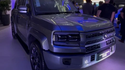 Denza B5 é entregue a embaixadora e BYD anuncia super carregadores 