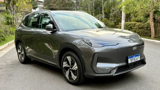 Geely EX5 EM-i com motor híbrido já está no Brasil para o lançamento 