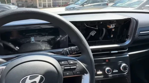 Hyundai entra em polêmica após entregar Creta PCD sem tampa no painel