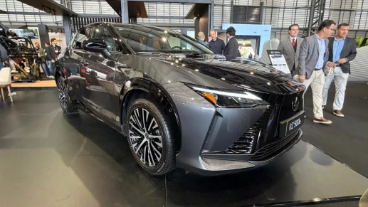 Lexus RX 500e estreia no Brasil em evento de luxo da aviação 